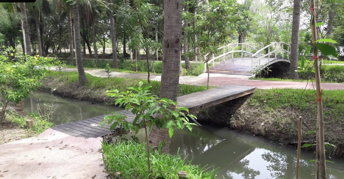 สะพานและสวนภายในศูนย์อบรมเยาวชนนครปฐม