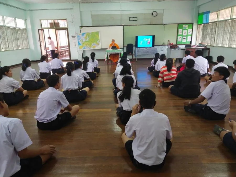 สอนศีลธรรมในโรงเรียน