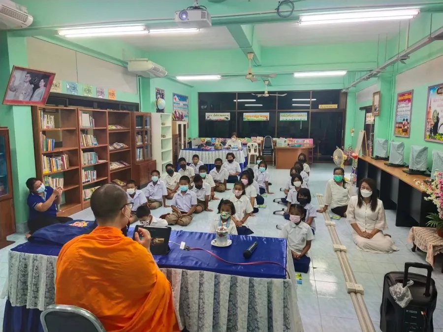 สอนศีลธรรมในโรงเรียน