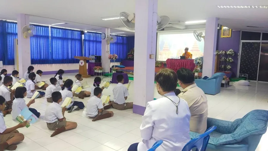 สอนศีลธรรมในโรงเรียน