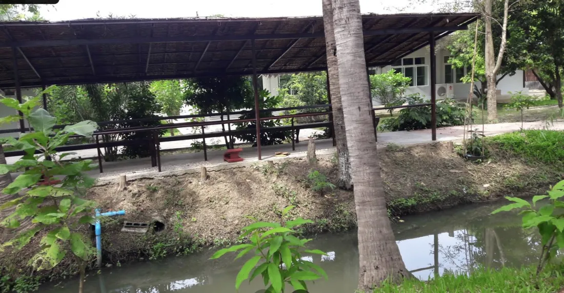 ทางเดินริมคลองภายในศูนย์อบรมฯ